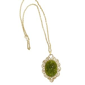 Elegant Gold and Green Pendant Necklace